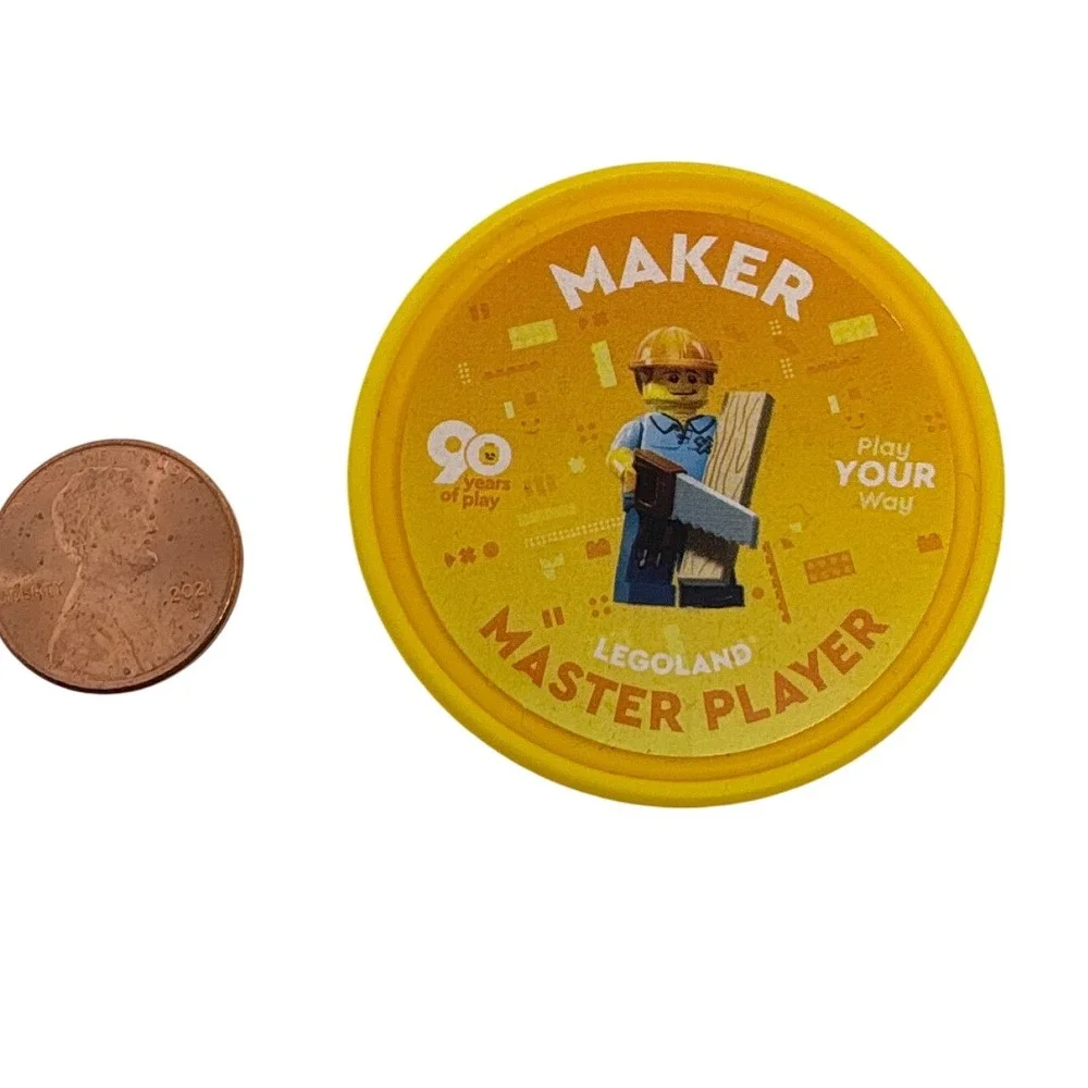 LEGO Legoland California Maker Master Player Yellow‎ 2022 Pop Badge